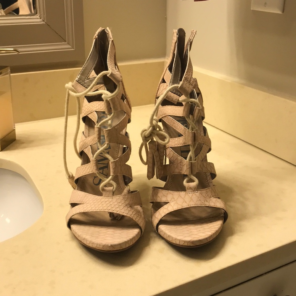 Size 10 Sam and Libby needs strappy heels